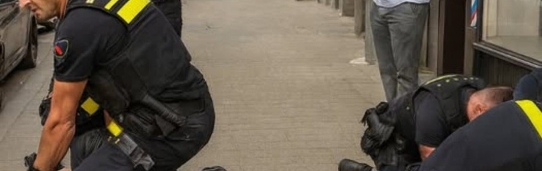 Schokkend filmpje: Een stel kansenparels wordt ongenadig hard naar de grond gewerkt, en het vriendinnetje dat de agenten dwarszit wordt daarin gewoon meegenomen!