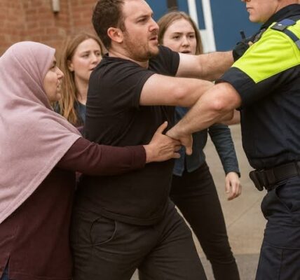 Chaos in Almere: Een groep misdadigers zorgt voor chaos bij een routinematige politiecontrole.