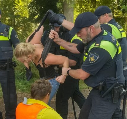 VIDEO: Klimaatactivist wordt hardhandig aangepakt door twee politieagenten