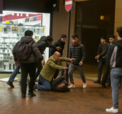 VIDEO: Camera legt vast hoe een man alles geeft om jongeman te redden van brute mishandeling