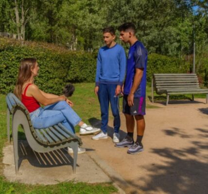 Twee asielzoekers vallen een dame in het park lastig. Er is maar een ding wat asielzoekers doet rennen voor hun leven. Beelden in de reacties