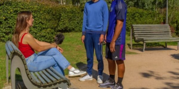 Twee asielzoekers vallen een dame in het park lastig. Er is maar een ding wat asielzoekers doet rennen voor hun leven. Beelden in de reacties