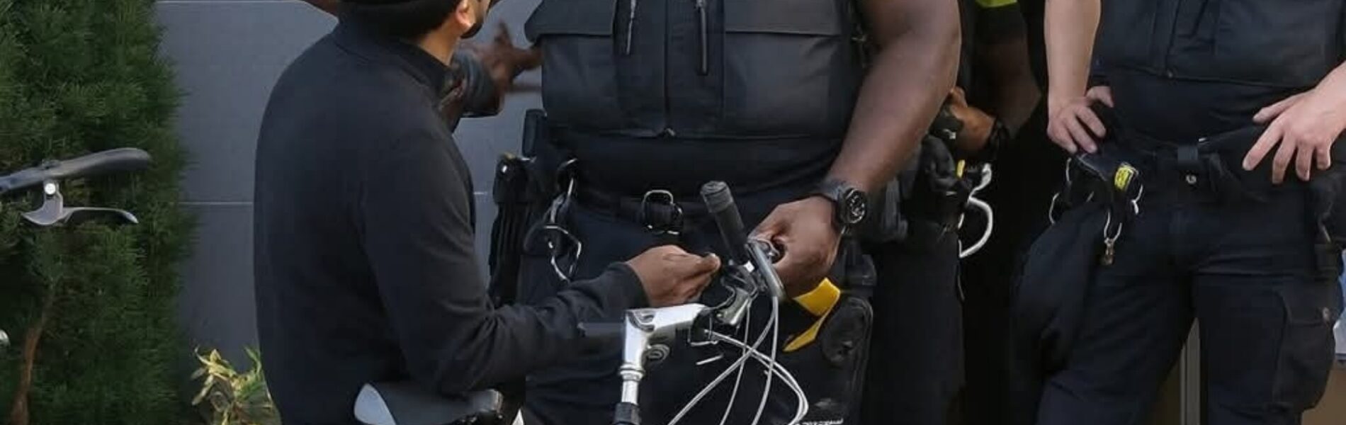 VIDEO: Agent is HE-LE-MAAL klaar met bijdehand ventje en duwt hem naar een andere dimensie