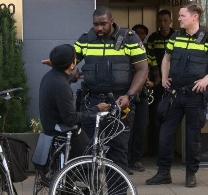 VIDEO: Agent is HE-LE-MAAL klaar met bijdehand ventje en duwt hem naar een andere dimensie