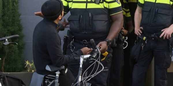 VIDEO: Agent is HE-LE-MAAL klaar met bijdehand ventje en duwt hem naar een andere dimensie