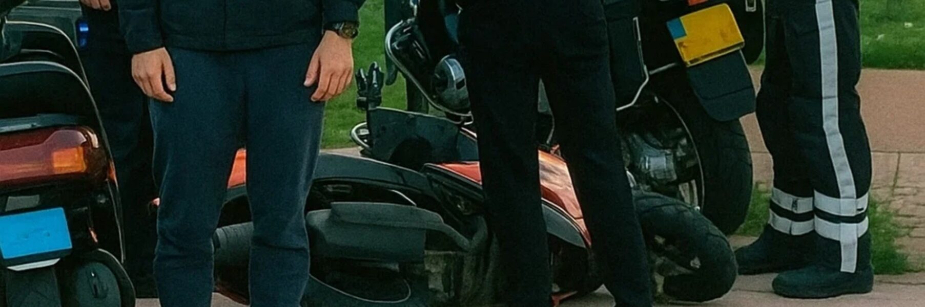 VIDEO: Politie treedt hard op tegen groep jongeren die op scooters rijden en wanorde veroorzaken – scooter kapot, bestuurder geboeid