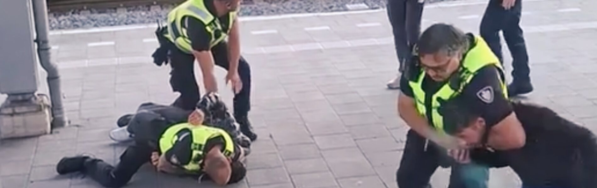 VIDEO: Wetshandhavers zijn de zwartrijders zat en besluiten op de traditionele maar meest effectieve manier actie te ondernemen.