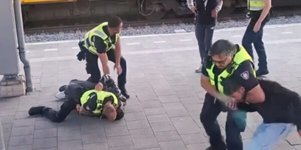 VIDEO: Wetshandhavers zijn de zwartrijders zat en besluiten op de traditionele maar meest effectieve manier actie te ondernemen.