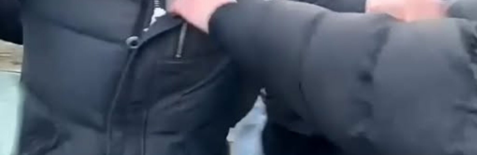 VIDEO: Mercedes-bestuurder is vervelende MBO-leerlingen zat en deelt flink uit.