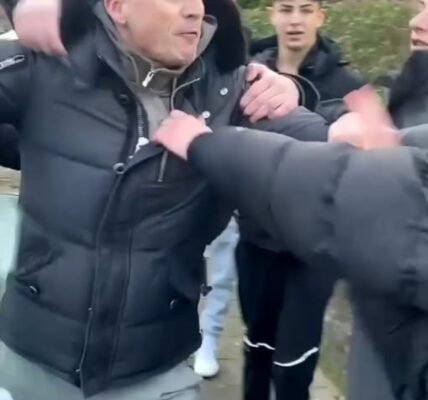 VIDEO: Mercedes-bestuurder is vervelende MBO-leerlingen zat en deelt flink uit.