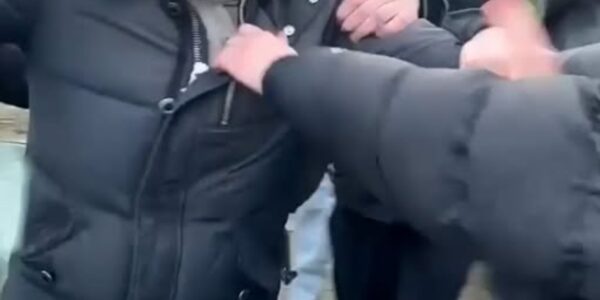 VIDEO: Mercedes-bestuurder is vervelende MBO-leerlingen zat en deelt flink uit.