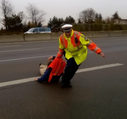 VIDEO: In Duitsland grijpt de politie nét iets harder in bij klimaatactie op de snelweg