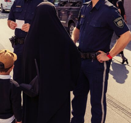 Oostenrijkse agenten laat rest van Europa zien dat boerka's absoluut-niet op straat mogen..
