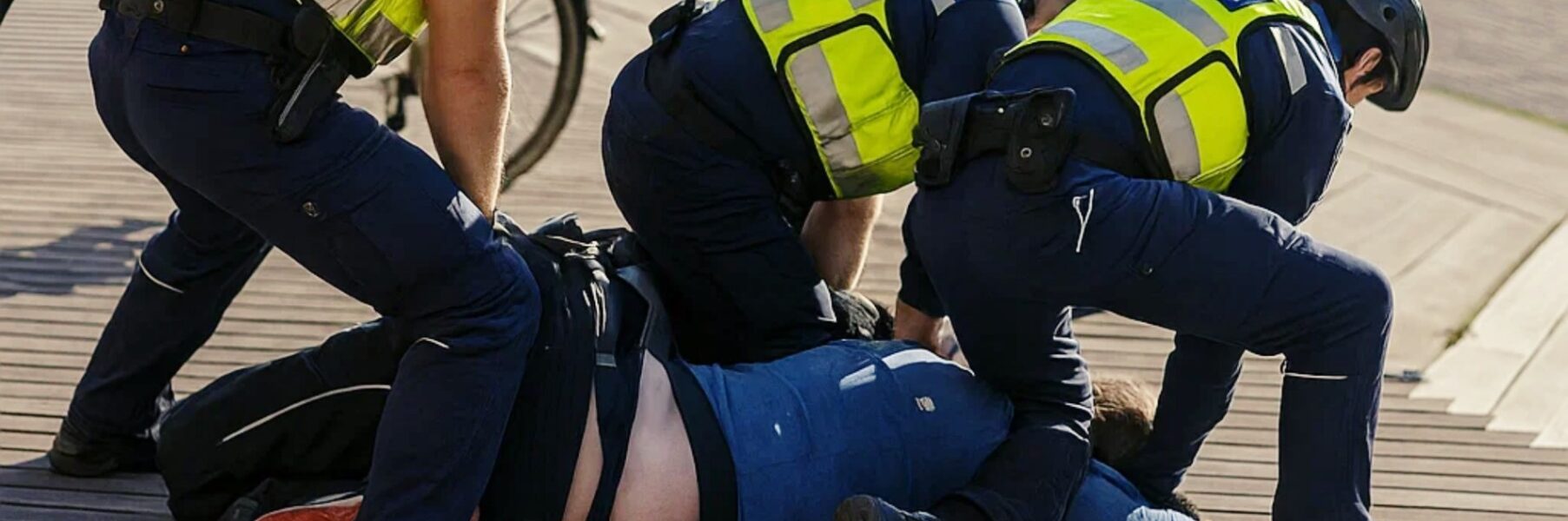 De politie in Rotterdam heeft een onruststoker hard aangepakt en hem zo strak opgevouwen als een origami-kraanvogel.