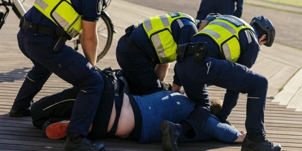 De politie in Rotterdam heeft een onruststoker hard aangepakt en hem zo strak opgevouwen als een origami-kraanvogel.
