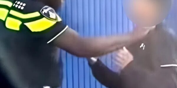 Bizarre beelden: politie verliest geduld met stoute jongen, een les die hij nooit zal vergeten