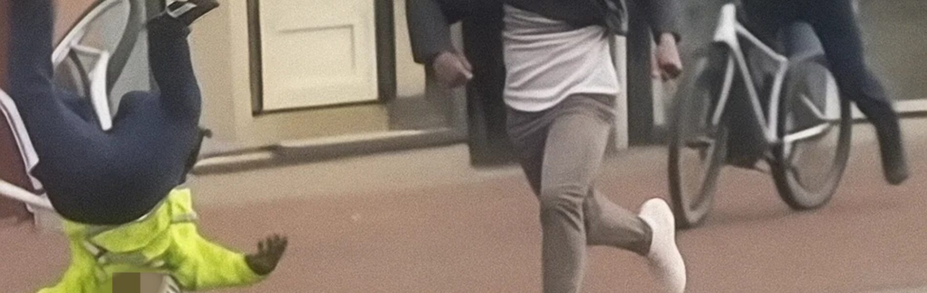 Vrouwelijke politieagenten zetten de achtervolging in op de opstandige jongen, maar uiteindelijk kwam één van hen hard ten val en landde met haar gezicht op de grond.