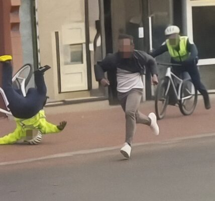 Vrouwelijke politieagenten zetten de achtervolging in op de opstandige jongen, maar uiteindelijk kwam één van hen hard ten val en landde met haar gezicht op de grond.