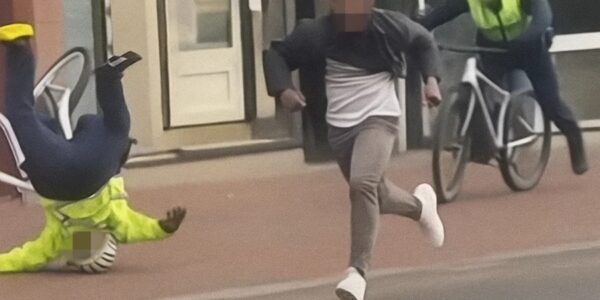 Vrouwelijke politieagenten zetten de achtervolging in op de opstandige jongen, maar uiteindelijk kwam één van hen hard ten val en landde met haar gezicht op de grond.