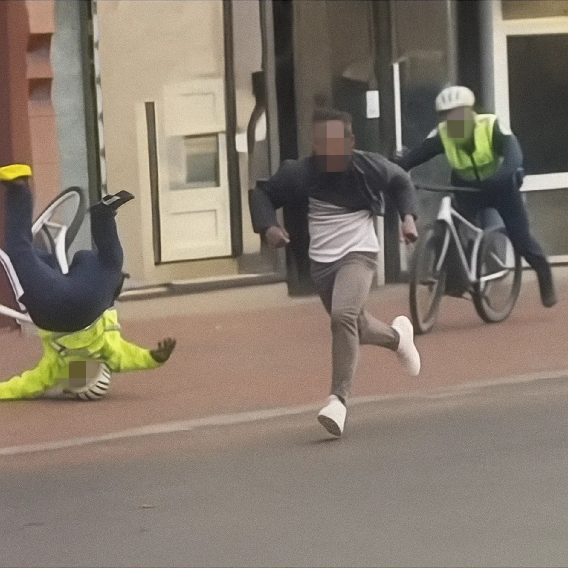 Vrouwelijke politieagenten zetten de achtervolging in op de opstandige jongen, maar uiteindelijk kwam één van hen hard ten val en landde met haar gezicht op de grond.