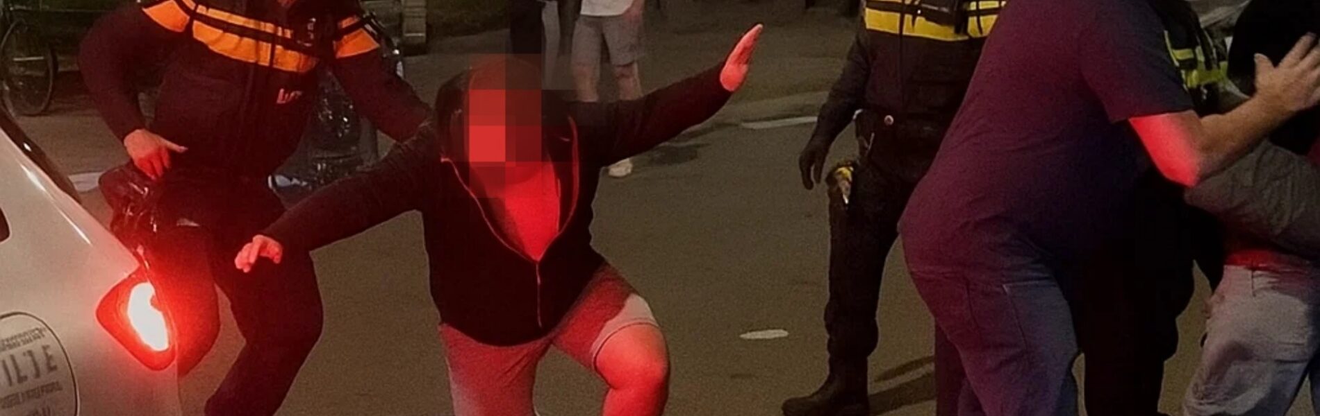 💥 VIDEO: Brutale stapper slaat naar agent… en krijgt DIRECT de rekening gepresenteerd
