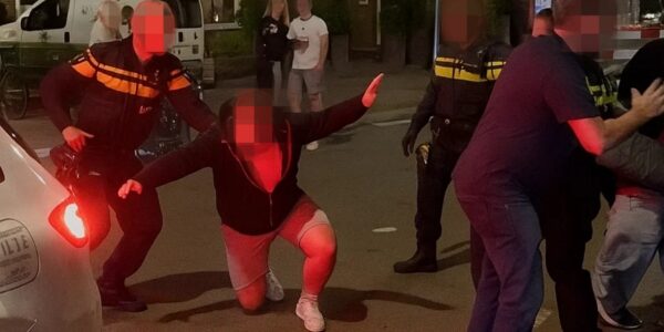 💥 VIDEO: Brutale stapper slaat naar agent… en krijgt DIRECT de rekening gepresenteerd