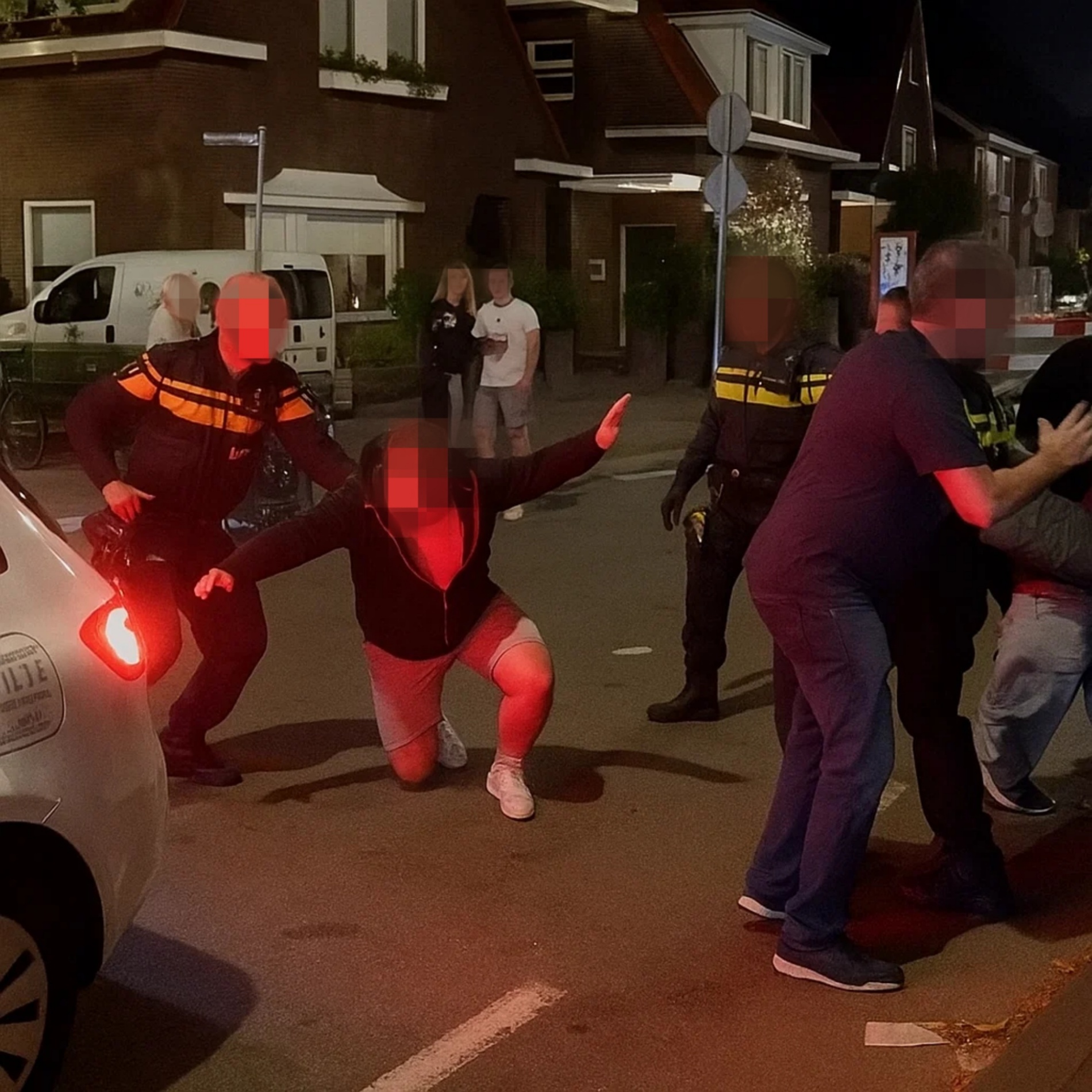💥 VIDEO: Brutale stapper slaat naar agent… en krijgt DIRECT de rekening gepresenteerd