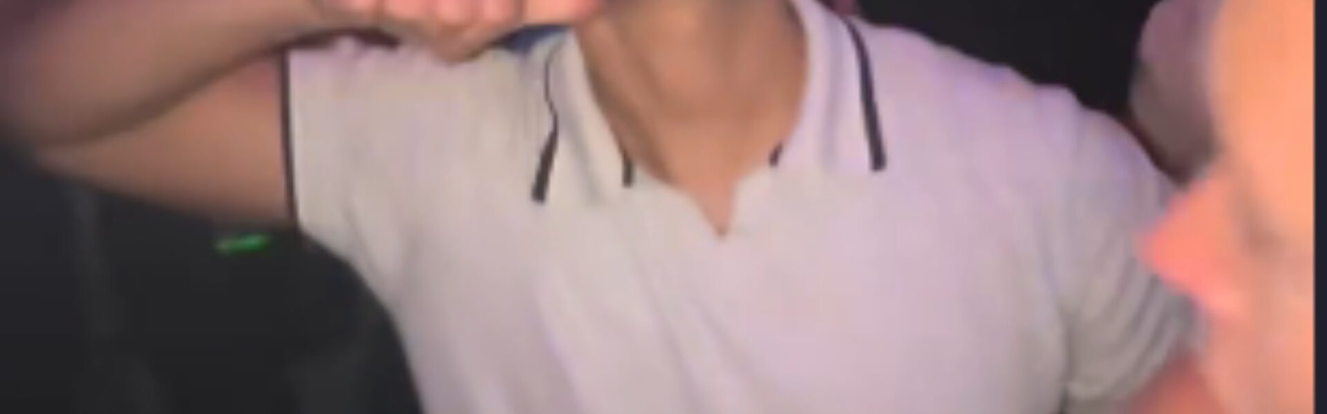 Video: Een enge kerel doet iets vreemds in een nachtclub, waardoor meisjes de rillingen krijgen: "We moeten deze man zo snel mogelijk van straat halen, voordat hij zijn dreigement echt uitvoert!"