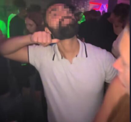 Video: Een enge kerel doet iets vreemds in een nachtclub, waardoor meisjes de rillingen krijgen: "We moeten deze man zo snel mogelijk van straat halen, voordat hij zijn dreigement echt uitvoert!"