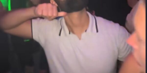 Video: Een enge kerel doet iets vreemds in een nachtclub, waardoor meisjes de rillingen krijgen: "We moeten deze man zo snel mogelijk van straat halen, voordat hij zijn dreigement echt uitvoert!"