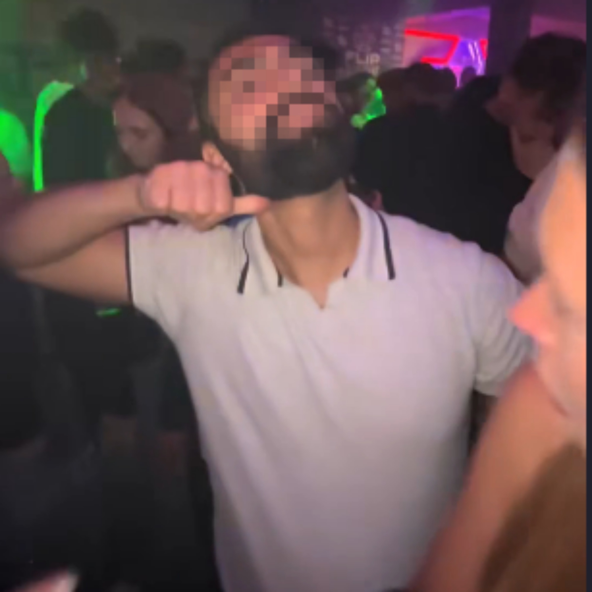 Video: Een enge kerel doet iets vreemds in een nachtclub, waardoor meisjes de rillingen krijgen: "We moeten deze man zo snel mogelijk van straat halen, voordat hij zijn dreigement echt uitvoert!"