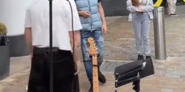 Video: Straatartiest geeft een lesje aan jongeren die zichzelf voor iedereen willen bewijzen.