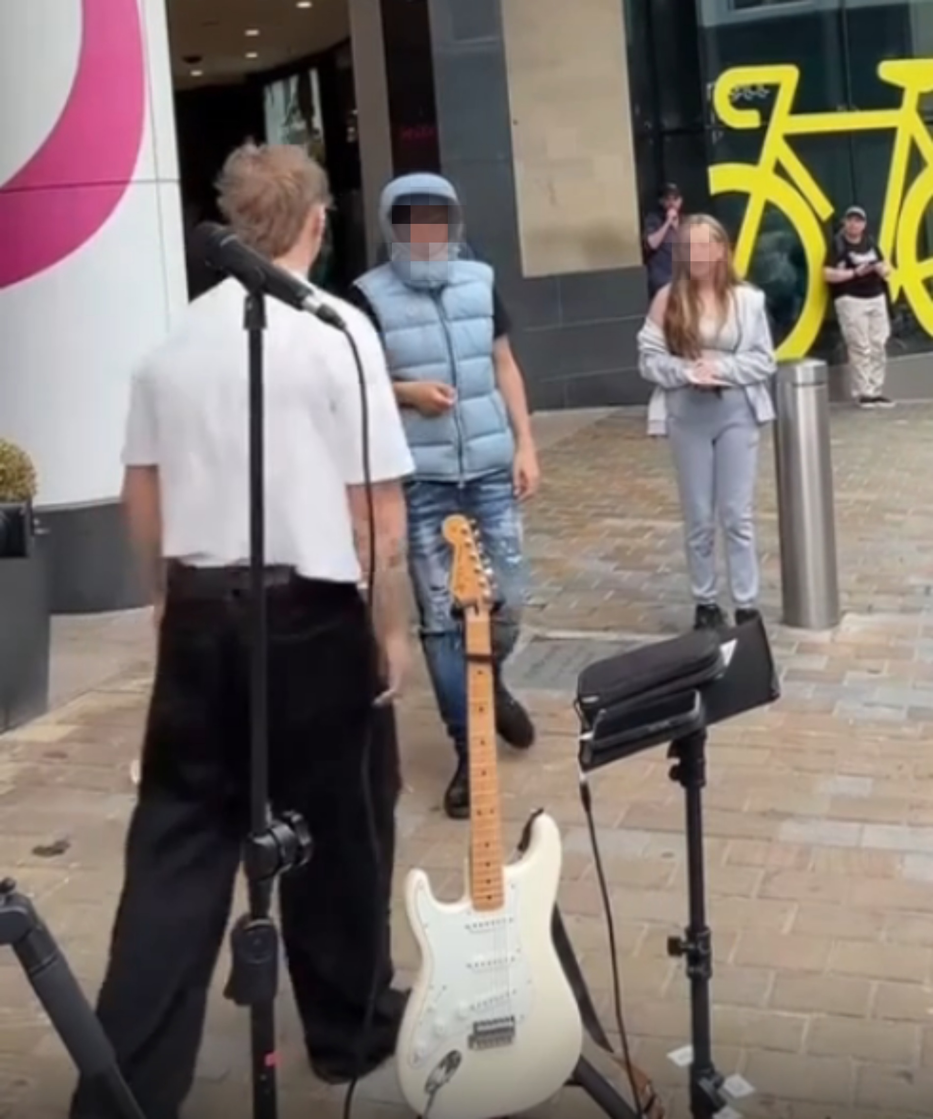 Video: Straatartiest geeft een lesje aan jongeren die zichzelf voor iedereen willen bewijzen.
