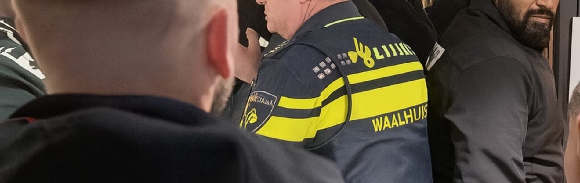 VIDEO: Groep probeert asielzoekerscentrum binnen te dringen politie zet zich schrap