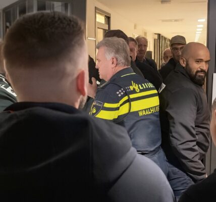 VIDEO: Groep probeert asielzoekerscentrum binnen te dringen politie zet zich schrap