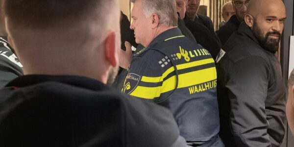 VIDEO: Groep probeert asielzoekerscentrum binnen te dringen politie zet zich schrap