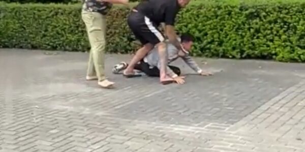 VIDEO: Nederlandse mannen rekenen eigenhandig af met asielzoeker die probeert te stelen