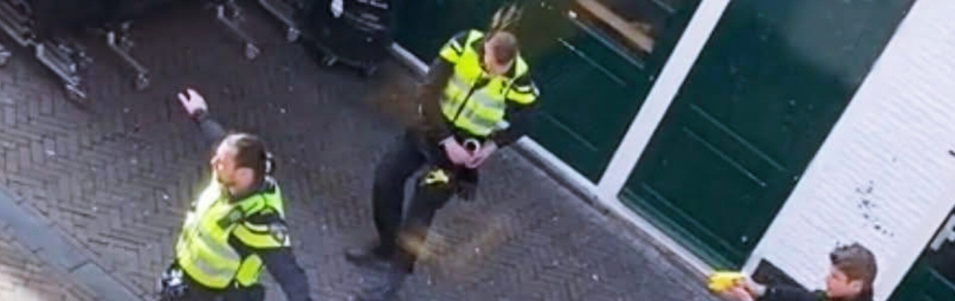 VIDEO: Politieagenten houden mede-politieagent onder schot met taser in Zwolle