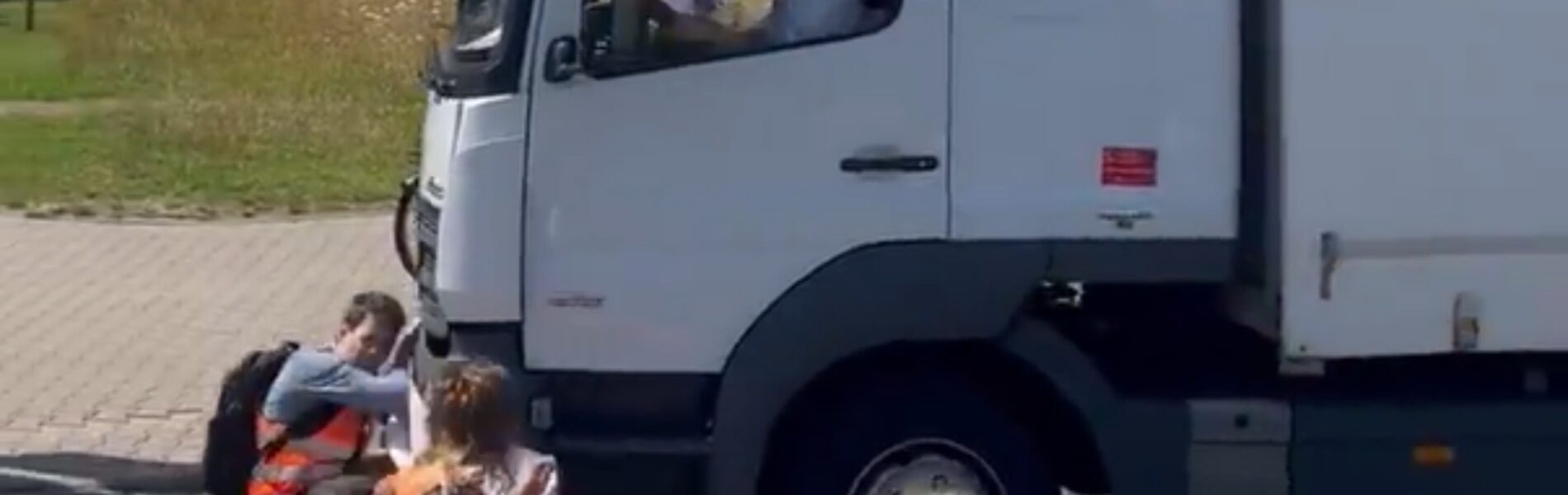 Vrachtwagenchauffeur verliest geduld: Klimaatactivisten hardhandig van de weg gehaald – beelden gaan viraal