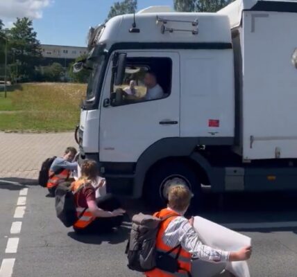 Vrachtwagenchauffeur verliest geduld: Klimaatactivisten hardhandig van de weg gehaald – beelden gaan viraal