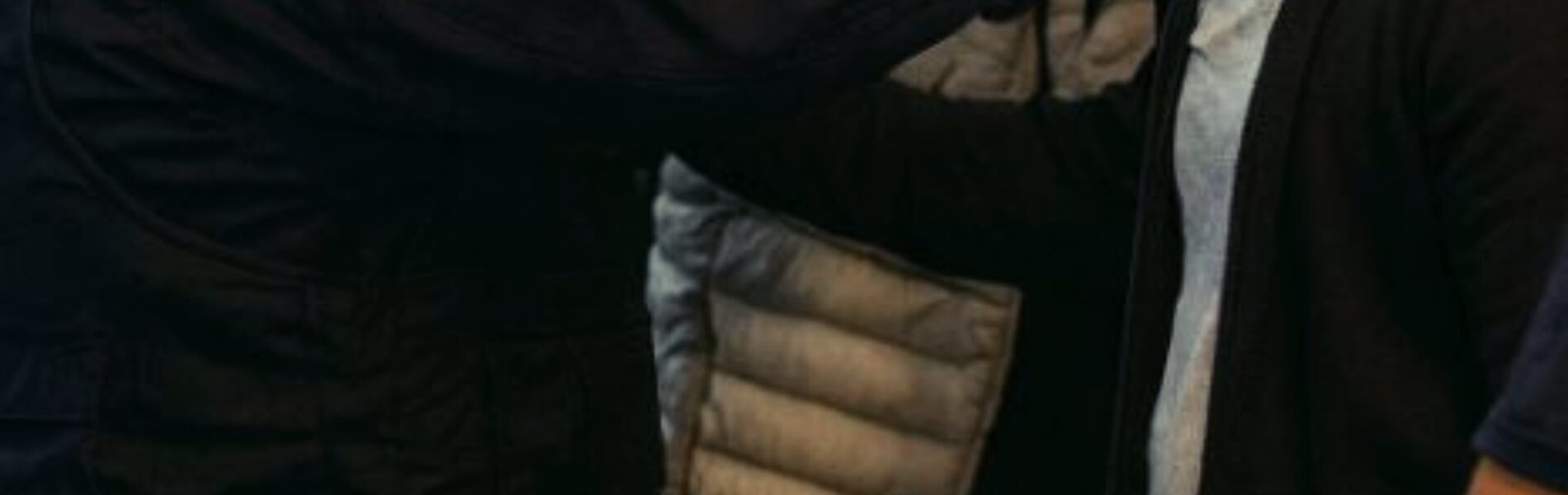 Duitse politie is klaar met haatbaard die weigert te luisteren en weg te gaan. Dan gaat hij als Rambo los op hem.