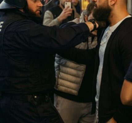 Duitse politie is klaar met haatbaard die weigert te luisteren en weg te gaan. Dan gaat hij als Rambo los op hem.