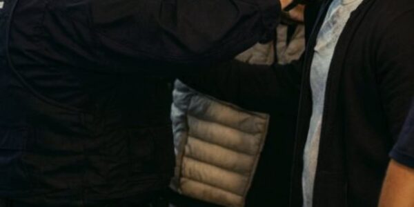 Duitse politie is klaar met haatbaard die weigert te luisteren en weg te gaan. Dan gaat hij als Rambo los op hem.