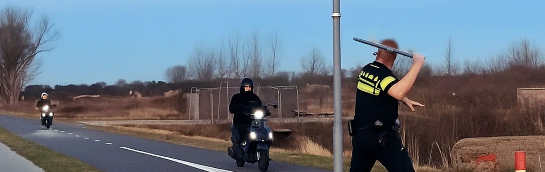 VIDEO: De politie gebruikt een pijnlijke (eeuwenoude) methode om 'scooter gappies' te stoppen