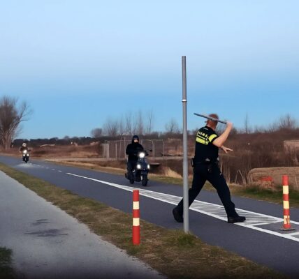 VIDEO: De politie gebruikt een pijnlijke (eeuwenoude) methode om 'scooter gappies' te stoppen