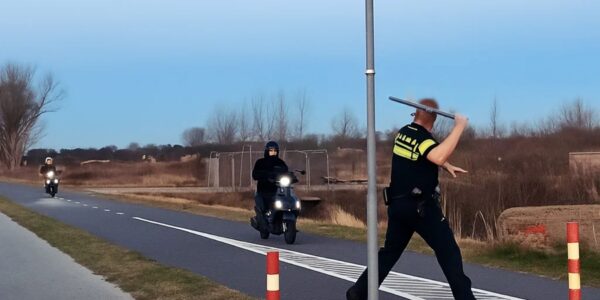 VIDEO: De politie gebruikt een pijnlijke (eeuwenoude) methode om 'scooter gappies' te stoppen