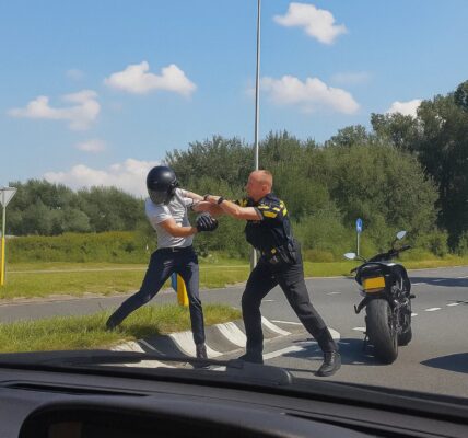 Politie agent daagt motorbestuurder uit en maakt misbruik van zijn macht. Maar dan wordt die op heterdaad op camera betrapt in Rozebburg.