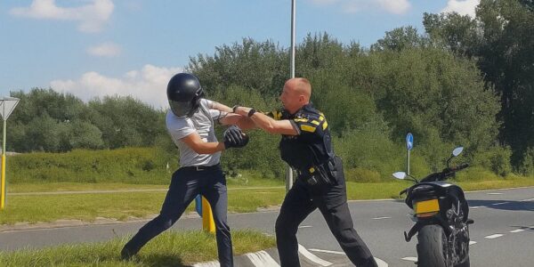 Politie agent daagt motorbestuurder uit en maakt misbruik van zijn macht. Maar dan wordt die op heterdaad op camera betrapt in Rozebburg.