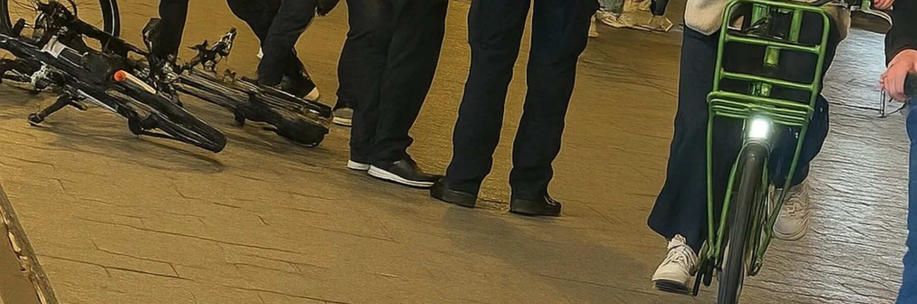 VIDEO: Een groep jongeren gaat de confrontatie aan met een politieagent in Den Haag – het karma volgde razendsnel.