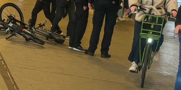 VIDEO: Een groep jongeren gaat de confrontatie aan met een politieagent in Den Haag – het karma volgde razendsnel.